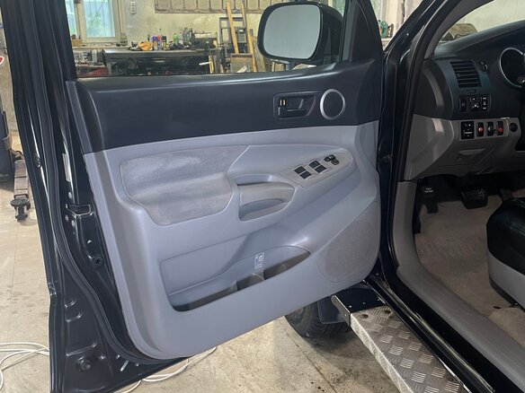 2005 Toyota Tacoma II, чёрный, 2650000 рублей - вид 20