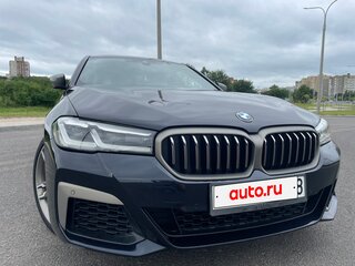 2021 BMW 5 серии M550i xDrive VII (G30/G31/G38) Рестайлинг, синий, 4800000 рублей, вид 3