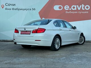 2013 BMW 5 серии 520i VI (F10/F11/F07), белый, 1730000 рублей, вид 4