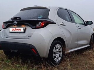 2020 Toyota Yaris IV, серый, 1400000 рублей, вид 4
