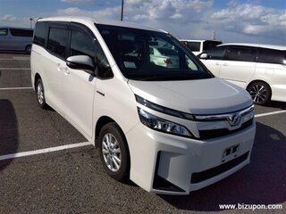 2018 Toyota Voxy III (R80) Рестайлинг, белый, 2250000 рублей, вид 2