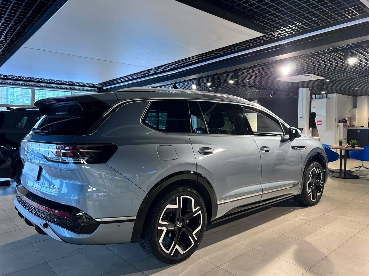 В российские автосалоны привезли новый Volkswagen Talagon