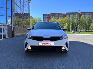 2021 Kia Rio IV Рестайлинг, белый, 1600000 рублей, вид 3