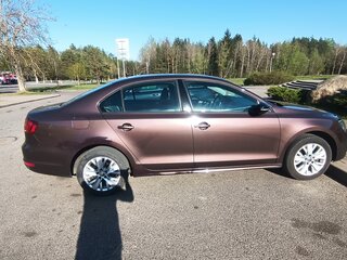 2014 Volkswagen Jetta VI Рестайлинг, коричневый, 950000 рублей, вид 3