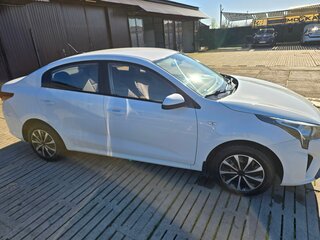 2021 Kia Rio IV Рестайлинг, белый, 920000 рублей, вид 4