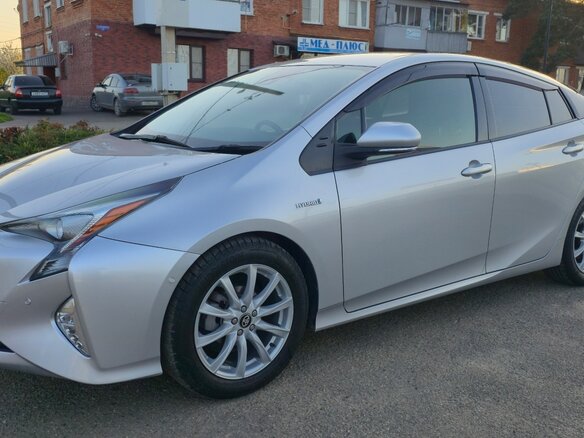 2018 Toyota Prius IV (XW50), серый, 1800000 рублей - вид 2