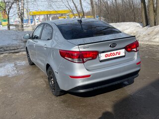 2017 Kia Rio III Рестайлинг, серебристый, 850000 рублей, вид 4