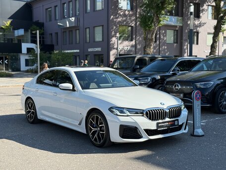 2023 BMW 5 серии 530i xDrive VII (G30/G31/G38) Рестайлинг, белый, 6190000 рублей, вид 3