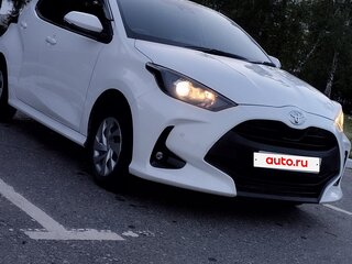 2021 Toyota Yaris IV, белый, 1350000 рублей, вид 3