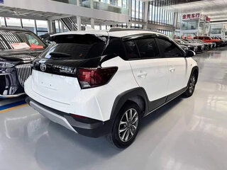 2022 Toyota Yaris L XP150 Рестайлинг, белый, 990000 рублей, вид 4