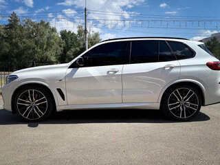 2019 BMW X5 M50d IV (G05/G18), белый, 7850000 рублей, вид 3