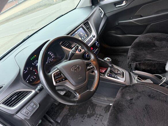2018 Hyundai Solaris II, серебристый, 1400000 рублей - вид 12