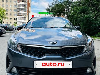 2021 Kia Rio IV Рестайлинг, серый, 1090000 рублей, вид 3