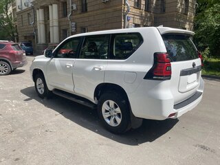2018 Toyota Land Cruiser Prado 150 Series Рестайлинг 2, белый, 4900000 рублей, вид 5