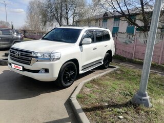 2015 Toyota Land Cruiser 200 Series Рестайлинг 2, белый, 5000000 рублей, вид 1