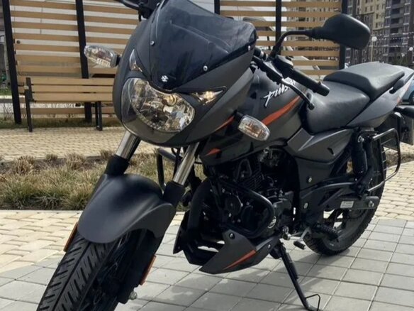 2024 Bajaj Pulsar 180, серый, 179800 рублей - вид 1