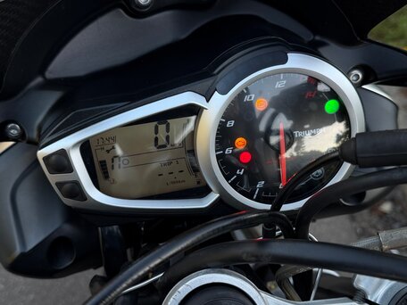 2015 Triumph Street Triple, красный, 640000 рублей, вид 5