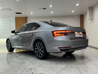 2023 Skoda Superb III Рестайлинг, серебристый, 2050000 рублей, вид 5