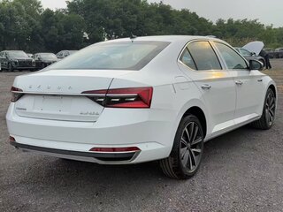 2025 Skoda Superb III Рестайлинг, белый, 3000000 рублей, вид 3