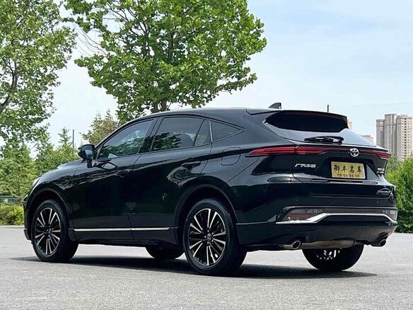 2022 Toyota Venza II, чёрный, 4102000 рублей - вид 4
