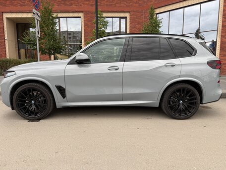 2025 BMW X5 40i IV (G05/G18) Рестайлинг, серый, 12700000 рублей, вид 2