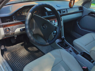 1993 Mercedes-Benz W124 220, чёрный, 1100000 рублей, вид 5