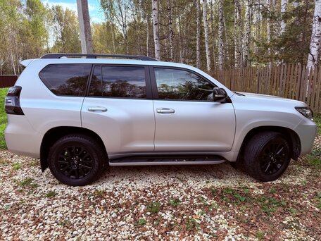 2021 Toyota Land Cruiser Prado 150 Series Рестайлинг 3, серебристый, 6700000 рублей, вид 4