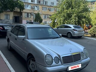 1997 Mercedes-Benz E-Класс 200 II (W210, S210), серебристый, 700000 рублей, вид 2