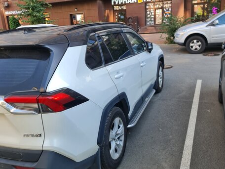 2022 Toyota RAV4 V (XA50), белый, 2850000 рублей, вид 2