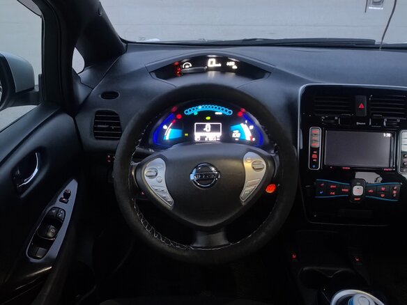 2017 Nissan Leaf 30kWh I (ZE0/AZE0), серебристый, 760000 рублей - вид 5