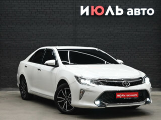 2017 Toyota Camry VII (XV50) Рестайлинг 2, белый, 2550000 рублей, вид 3