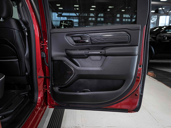 2026 Ram 1500 Crew Cab V Рестайлинг, красный - вид 20