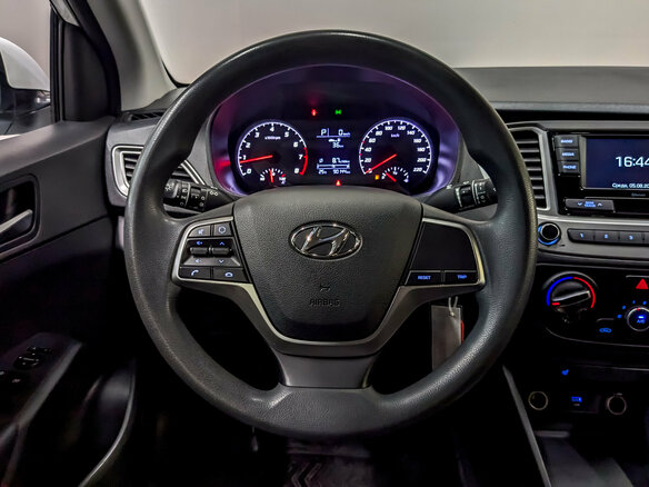 2022 Hyundai Solaris II Рестайлинг, белый, 1460000 рублей - вид 20