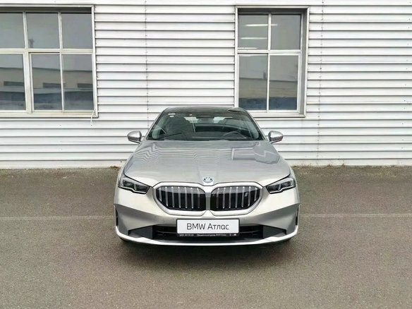 2024 BMW i5 Long eDrive35L, серый, 6990000 рублей - вид 3