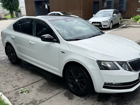 2019 Skoda Octavia III (A7) Рестайлинг, белый, 2100000 рублей - вид 1