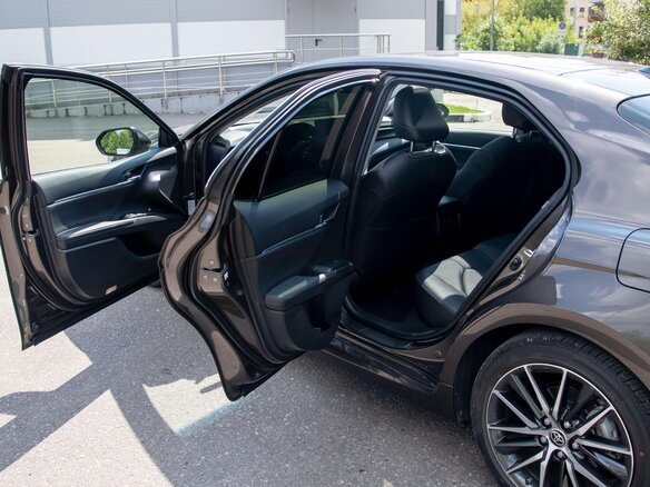 2022 Toyota Camry VIII (XV70) Рестайлинг, коричневый, 5600000 рублей - вид 15