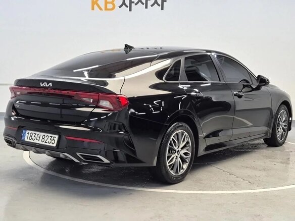 2022 Kia K5 III, чёрный, 1870000 рублей - вид 2
