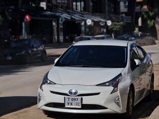 2016 Toyota Prius IV (XW50), белый, 1699999 рублей, вид 4