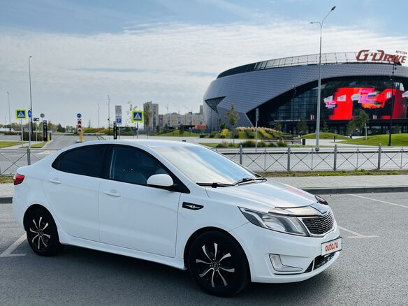 2013 Kia Rio 4-speed III, белый, 950000 рублей - вид 3