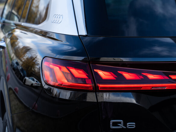 2026 Audi Q6 45 TFSI, чёрный, 7990000 рублей - вид 25