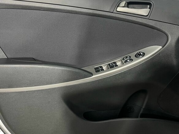 2016 Hyundai Solaris I Рестайлинг, серебристый, 1100000 рублей - вид 13