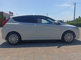 2015 Hyundai Solaris I Рестайлинг, белый, 660000 рублей, вид 3