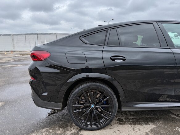 2020 BMW X6 40i III (G06), чёрный, 7800000 рублей - вид 6
