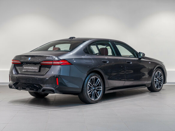 2024 BMW 5 серии 525i VIII (G60/G61/G68), чёрный, 6800000 рублей - вид 4