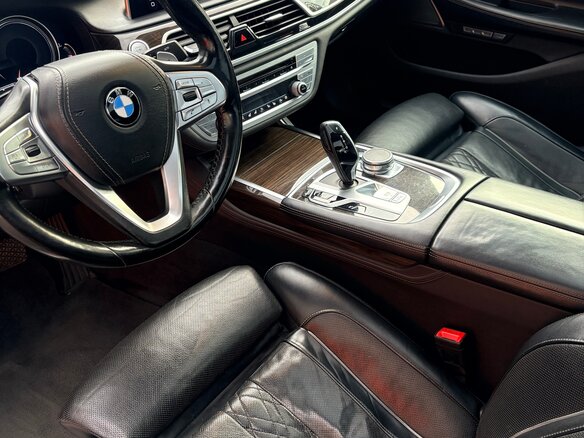 2017 BMW 7 серии Long 750Li xDrive VI (G11/G12), чёрный, 3800000 рублей - вид 10