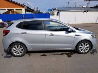 2016 Kia Rio III Рестайлинг, серебристый, 660000 рублей, вид 4