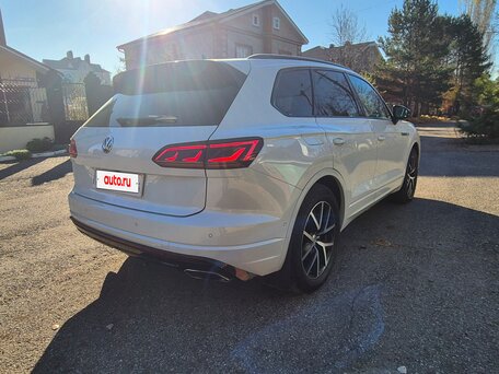 2019 Volkswagen Touareg III, белый, 4100000 рублей, вид 4