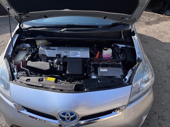 2011 Toyota Prius III Рестайлинг (XW30), серебристый, 1370000 рублей - вид 10