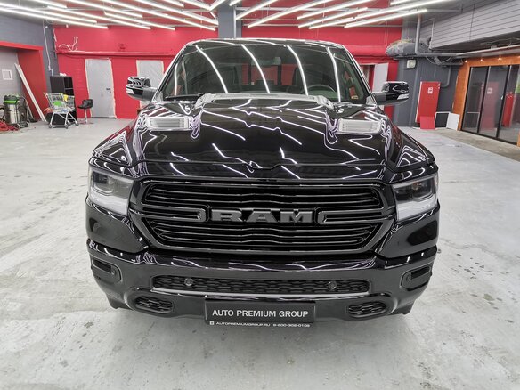2019 Ram 1500 Crew Cab V, чёрный - вид 1