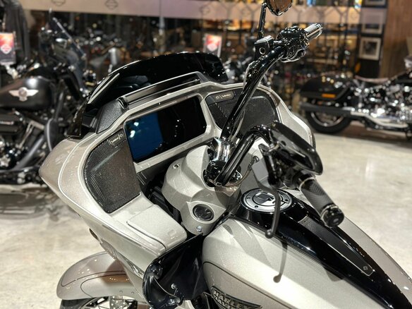 2023 Harley-Davidson CVO Road Glide, серебристый, 4900000 рублей - вид 10